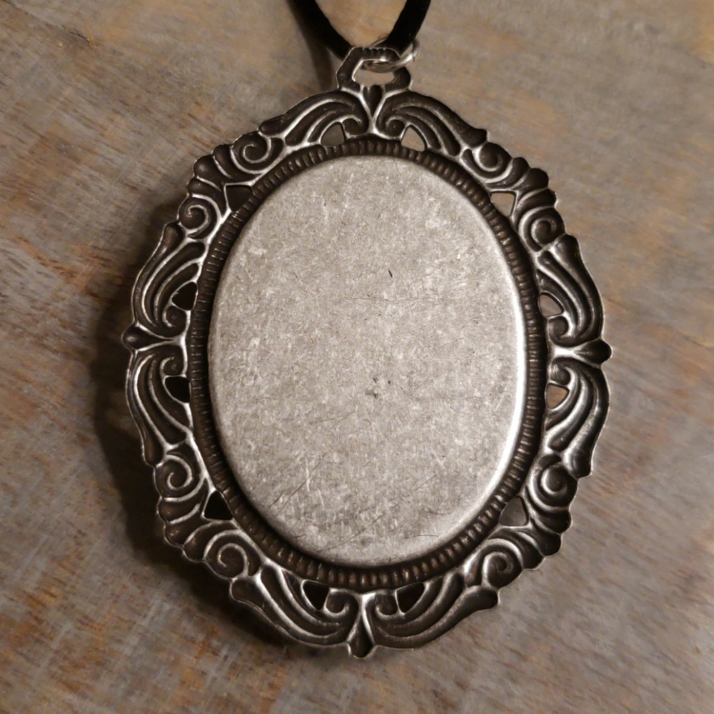 Large Lolita Skeleton Cameo Necklace Skull - Picture 7 of 8
